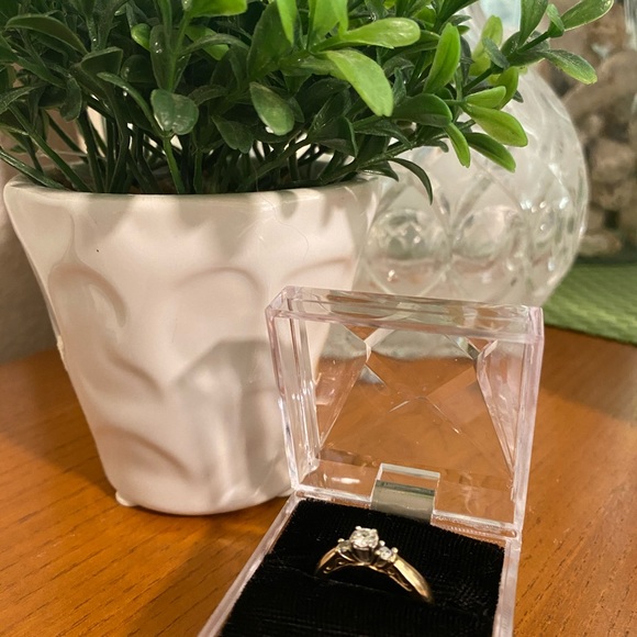 Engagement Ring Pre owned - Picture 5 of 9